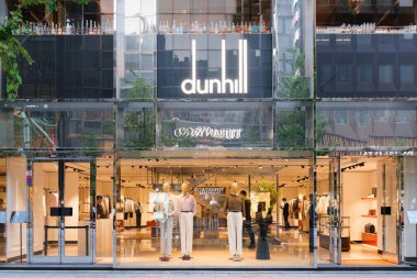 Tokyo, Japonya - 09 Ağustos 2025 GINZA STREET 'te hareketli bir sahne modern binalar, yeşillikler ve canlı şehir atmosferinin keyfini çıkaran müşteriler.