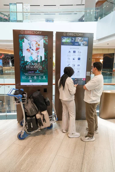 Singapur, Singapur - 3 Ekim 2025 Changi Havalimanı 'ndaki GST geri ödeme ve dua odasına doğrudan seyahat edenler, açık mavi ve beyaz renkler, modern tasarım ve çok dilli metin göstermektedir.