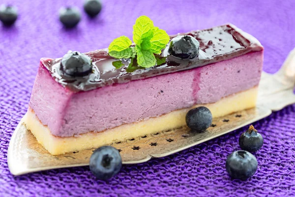 Slice of blueberry mouse cake on old antique cake slicer, horiso — Stock Photo, Image