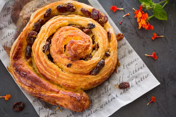 Rozijn Deens gebak swirl, brioche, bovenaanzicht — Stockfoto