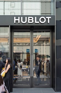 Tokyo, Japonya - 09 Ağustos 2025 JIMMY CHOO, lüks ayakkabı koleksiyonunu GINZA 'nın göbeğindeki şık vitrinlerde sergiliyor..