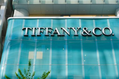 Tokyo, Japonya - 09 Ağustos 2025 JIMMY CHOO, lüks ayakkabı koleksiyonunu GINZA 'nın göbeğindeki şık vitrinlerde sergiliyor..