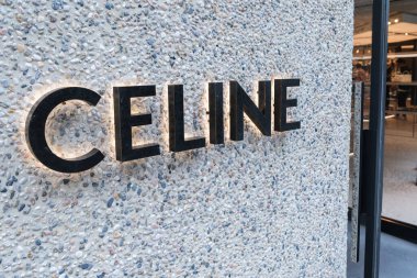 Tokyo, Japonya - 09 Ağustos 2025 JIMMY CHOO, lüks ayakkabı koleksiyonunu GINZA 'nın göbeğindeki şık vitrinlerde sergiliyor..