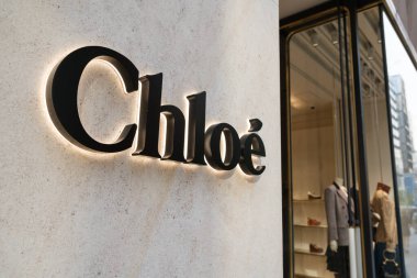 Tokyo, Japonya - 09 Ağustos 2025 JIMMY CHOO, lüks ayakkabı koleksiyonunu GINZA 'nın göbeğindeki şık vitrinlerde sergiliyor..