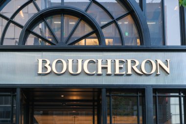 Tokyo, Japonya - 09 Ağustos 2025 JIMMY CHOO, lüks ayakkabı koleksiyonunu GINZA 'nın göbeğindeki şık vitrinlerde sergiliyor..