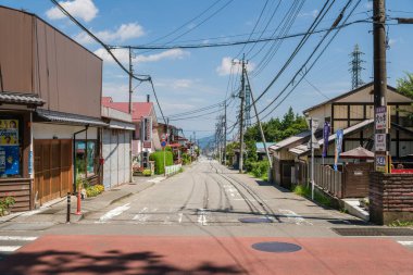 Tokyo, Japonya - 07 Ağustos 2025 Senso-ji Tapınağı çevresinin yeşillik ve kentsel manzaralarla çevrili olduğu geleneksel Japon mimarisine sahiptir.