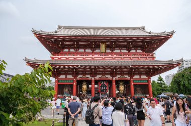 Tokyo, Japonya - 07 Ağustos 2025 Senso-ji Tapınağı çevresinin yeşillik ve kentsel manzaralarla çevrili olduğu geleneksel Japon mimarisine sahiptir.