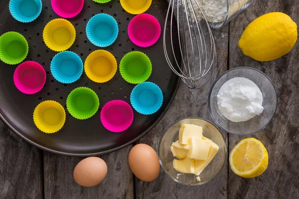 Moldes de silicio coloridos vacíos listos para ser llenados con cupca de limón — Foto de Stock