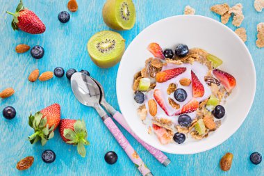 Çilek, süt ve yoğurt, sağlıklı kahvaltı konsepti ile tahıl 