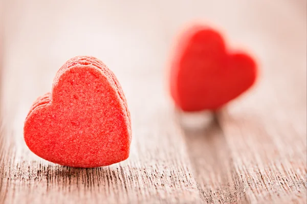 Two red heart shaped cookies, extreme close up, selective focus, — Stock Photo, Image
