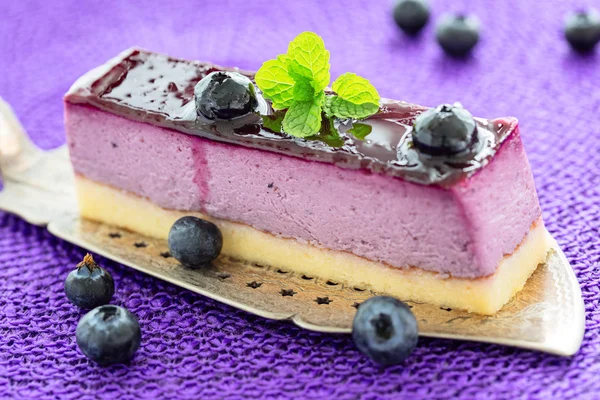 Tarta de ratón de arándano en la antigua rebanadora de pastel antiguo — Foto de Stock