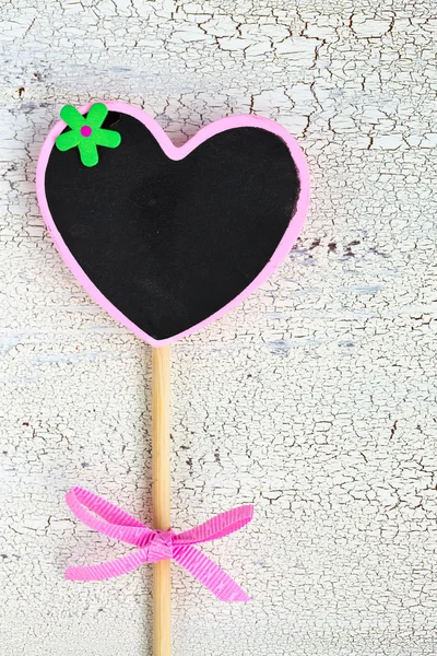 The heart shape small black board or chalkboard over old white w — 图库照片