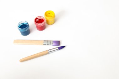 Suluboya boya ve beyaz arka plan üzerinde izole fırçalar