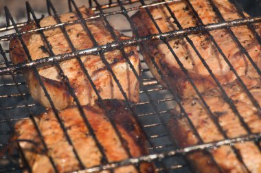 Barbekü ızgarada pişmiş domuz eti