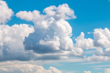 Mavi gökyüzü bulutlu doğal manzaraya