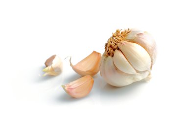 Bütün sarımsak ve karanfil