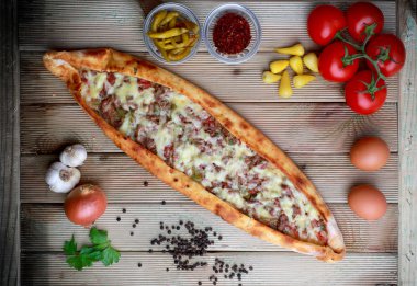 Et ve peynir pide