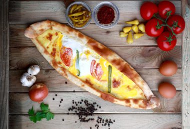 Yumurta ve peynir pide