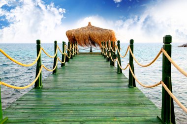 Denizde bir iskelede tente