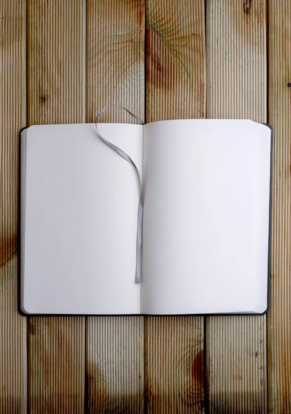 木制的桌子上的白色笔记本 — 图库照片