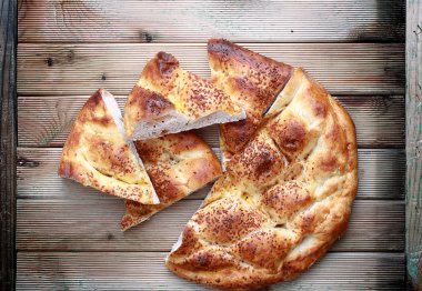 Taze dilimlenmiş pide