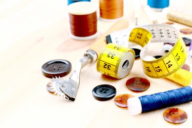 dikiş öğeler ahşap üzerine