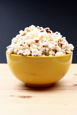 kahve çekirdekleri ve bir fincan