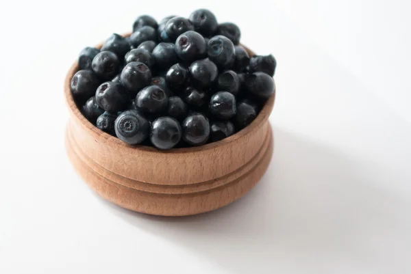 Bleuets dans un bol en bois — Photo