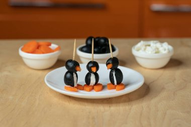 Zeytin, kaymak peyniri ve penguen şeklinde havuçtan yapılan atıştırmalıklar.