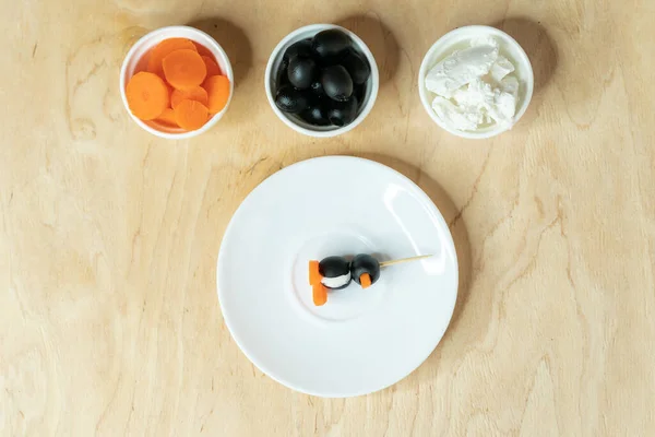 Zeytin, kaymak peyniri ve penguen şeklinde havuçtan yapılan atıştırmalıklar.