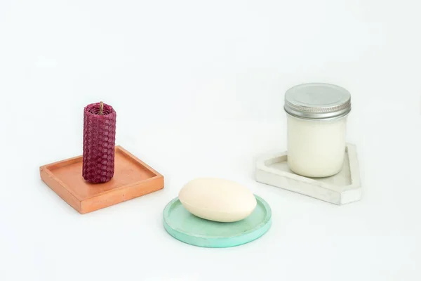 Güzellik, kaplıca ve sağlık konsepti. Alçıtaşı tepsisinde sabun, mum ve Shea yağı yakın çekim. DIY sabun, mum, Shea yağı. 