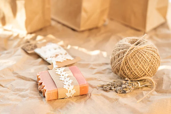 Bitki ve çiçek aromalı DIY sabunu. El yapımı lavanta sabunu, kağıt kaplama arka planda. Sabun kalıpları. Refah kavramı