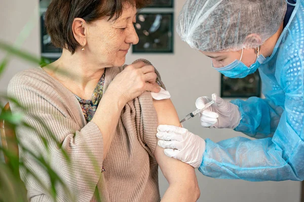 Mujer Mayor Administra Una Vacuna Hombro Vacunación Contra Coronavirus Vacunar — Foto de Stock