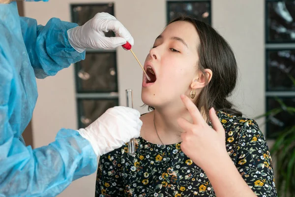 Doktor kızın ağzından, DNA testinden ve PCR testinden örnek alır.