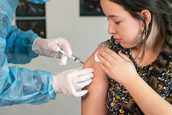 Menina Dada Injeção Ombro Vacinação Contra Coronavírus Imagem De Stock