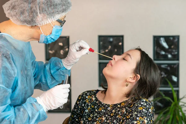Médico Tira Esfregaço Nariz Rapariga Teste Adn Teste Pcr Cuidados Imagens Royalty-Free