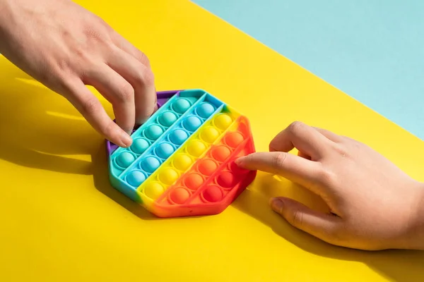Silikon oyuncak anti-stresi patlat. Yeni moda. Renkli stres önleyici silikon sensör oyuncağı.