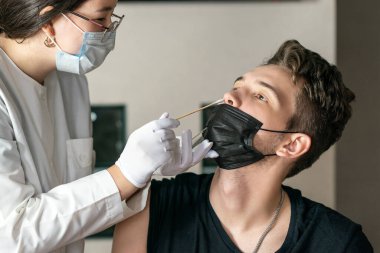 Genç bir adama omzundan enjeksiyon yapıldı. Koronavirüs aşısı. Koronavirüse karşı aşı. 