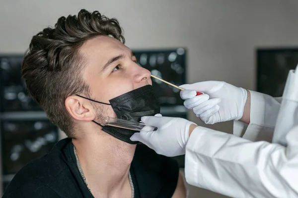 Doktor, gencin burnundan, DNA testinden ve PCR testinden örnek alır..