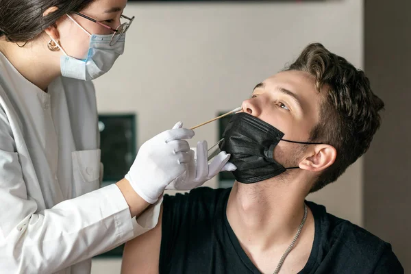 Genç bir adama omzundan enjeksiyon yapıldı. Koronavirüs aşısı. Koronavirüse karşı aşı. 