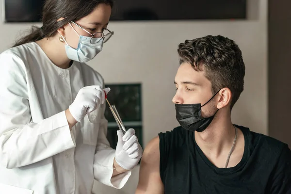 Doktor, gencin burnundan, DNA testinden ve PCR testinden örnek alır.. 