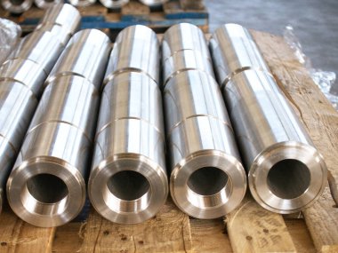 Paslanmaz çelik parçaları üretim tesisinde yarı bitmiş ürünler haline getirdi.