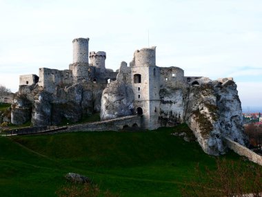 Ogrodzieniec Kalesi kalıntıları - Krakw-Czstochowa Jura 'da yer alıyor, Kartal Yuvaları denilen kayaların üzerine inşa edilmiş.,