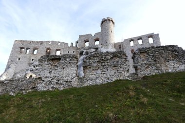 Ogrodzieniec Kalesi kalıntıları - Krakw-Czstochowa Jura 'da yer alıyor, Kartal Yuvaları denilen kayaların üzerine inşa edilmiş.,