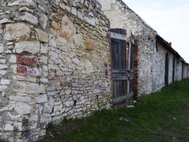 19. yüzyılın sonundan 20. yüzyılın başlangıcına kadar Zarki 'de batan güneşin ışınlarıyla taştan ahırlar.