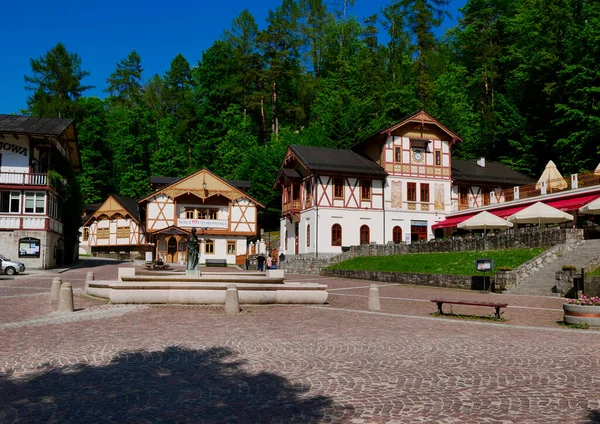 Szczawnica Zdrj温泉的古老建筑 免版税图库照片