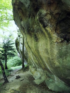 Szczyrzyc 'teki Şeytan Taşı etkileyici bir cansız doğal anıttır. Şeytan tarafından atıldığı söylenen devasa bir kumtaşı çıkıntısıdır..
