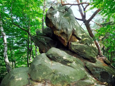 Szczyrzyc 'teki Şeytan Taşı etkileyici bir cansız doğal anıttır. Şeytan tarafından atıldığı söylenen devasa bir kumtaşı çıkıntısıdır..