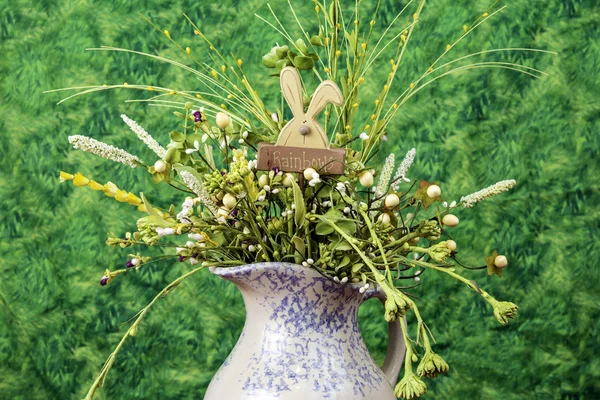Кролик в весеннем букете — стоковое фото