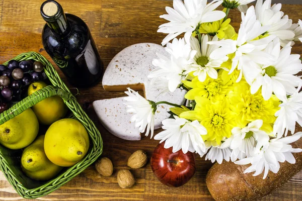 Cesta de piquenique e flores Imagem De Stock